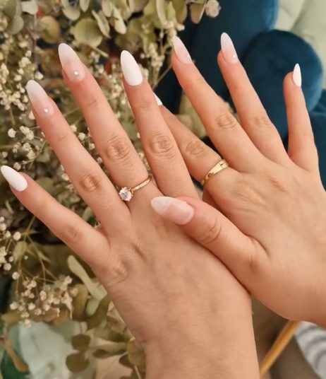 Manicura baby boomer en blanco con flores secas de fondo, Sweet Nails & Makeup
