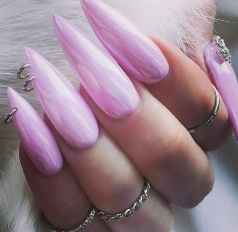 Manicura lila cromada con piercings, Sweet Nails & Makeup