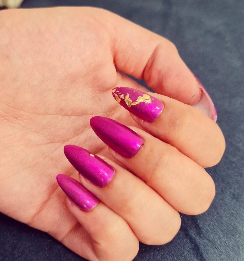 Manicura en magenta con detalle de lámina de oro, Sweet Nails & Makeup