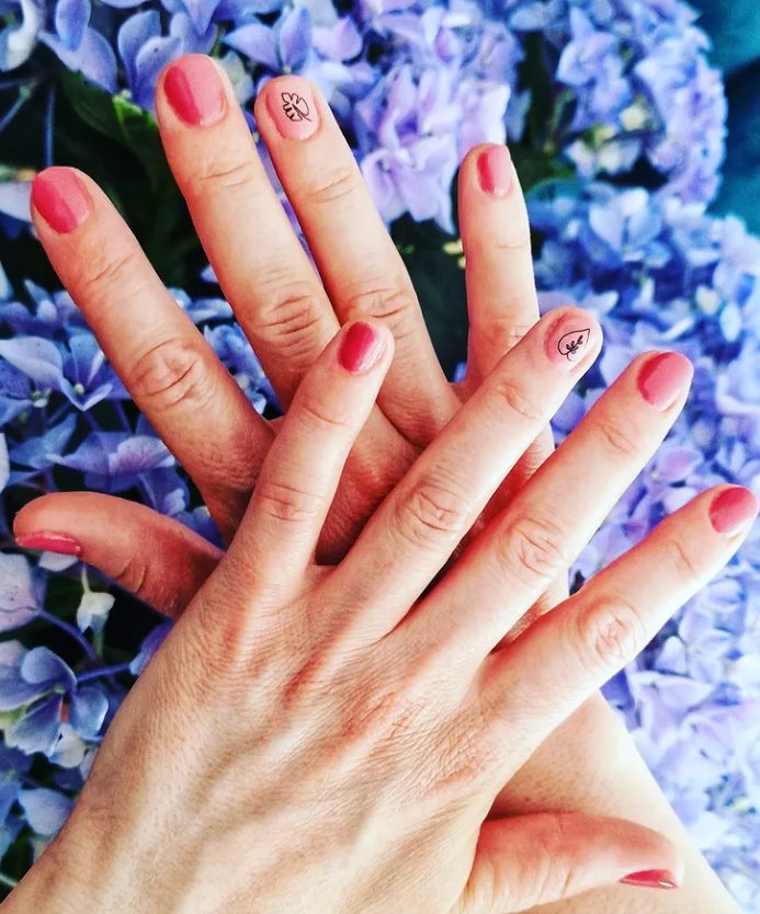 Manicura en rosa nude sobre fondo de hortensias, Sweet Nails & Makeup
